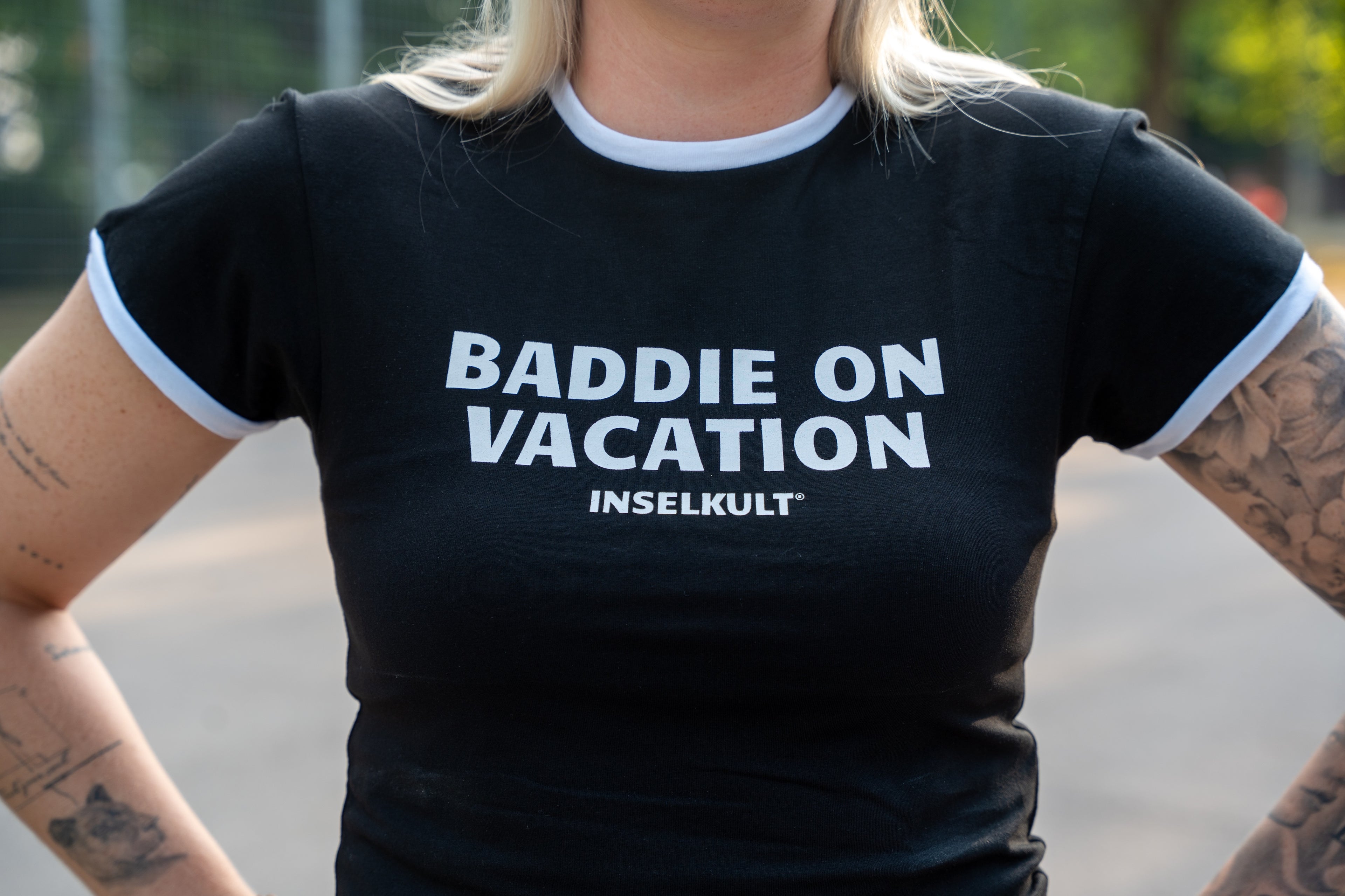 BADDIE ON VACATION RINGER T-SHIRT BLACK