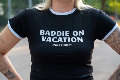 BADDIE ON VACATION RINGER T-SHIRT BLACK