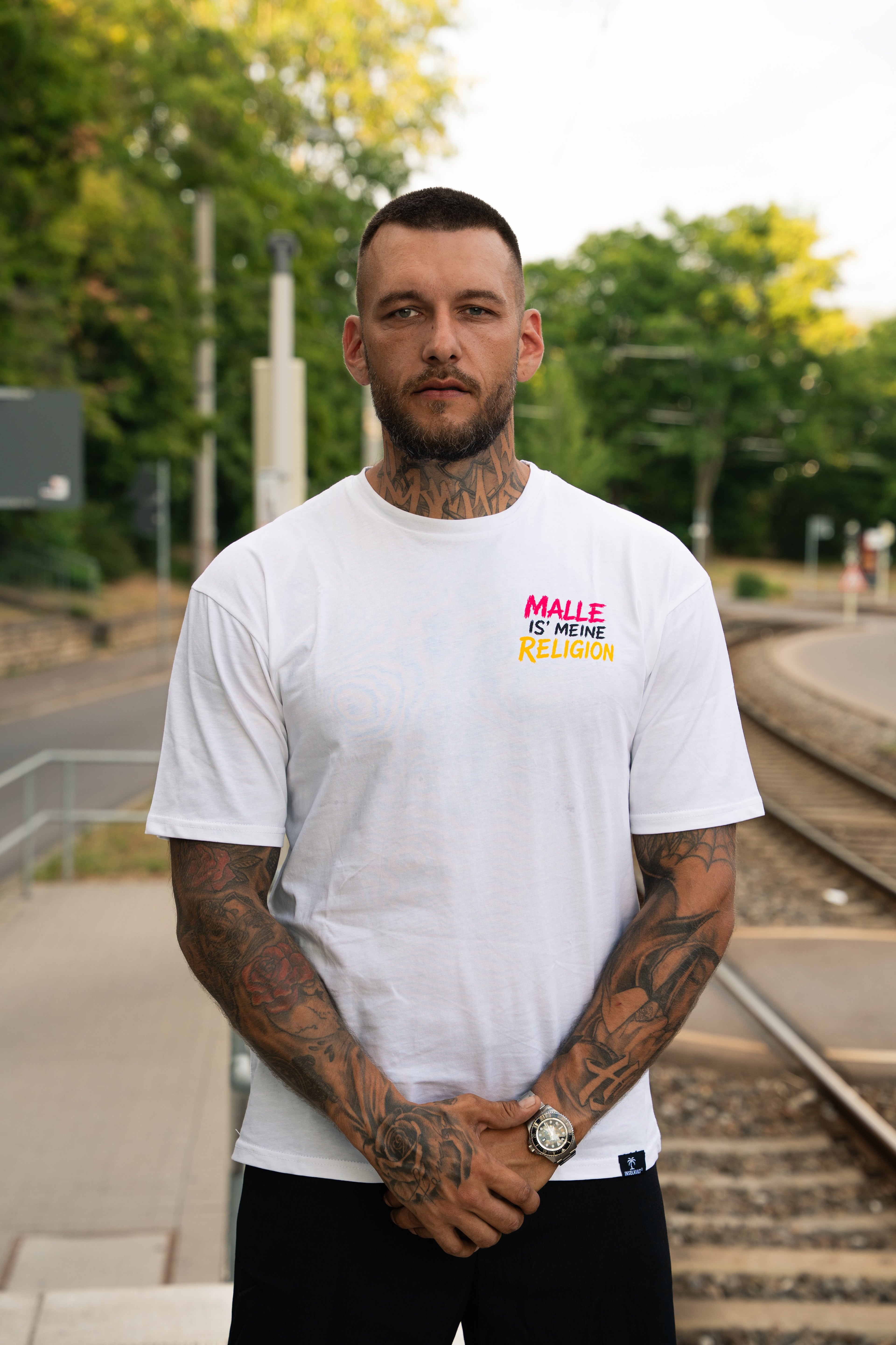LUKAS BALLERT x INSELKULT "MALLE IS’ MEINE RELIGION" T-SHIRT WHITE