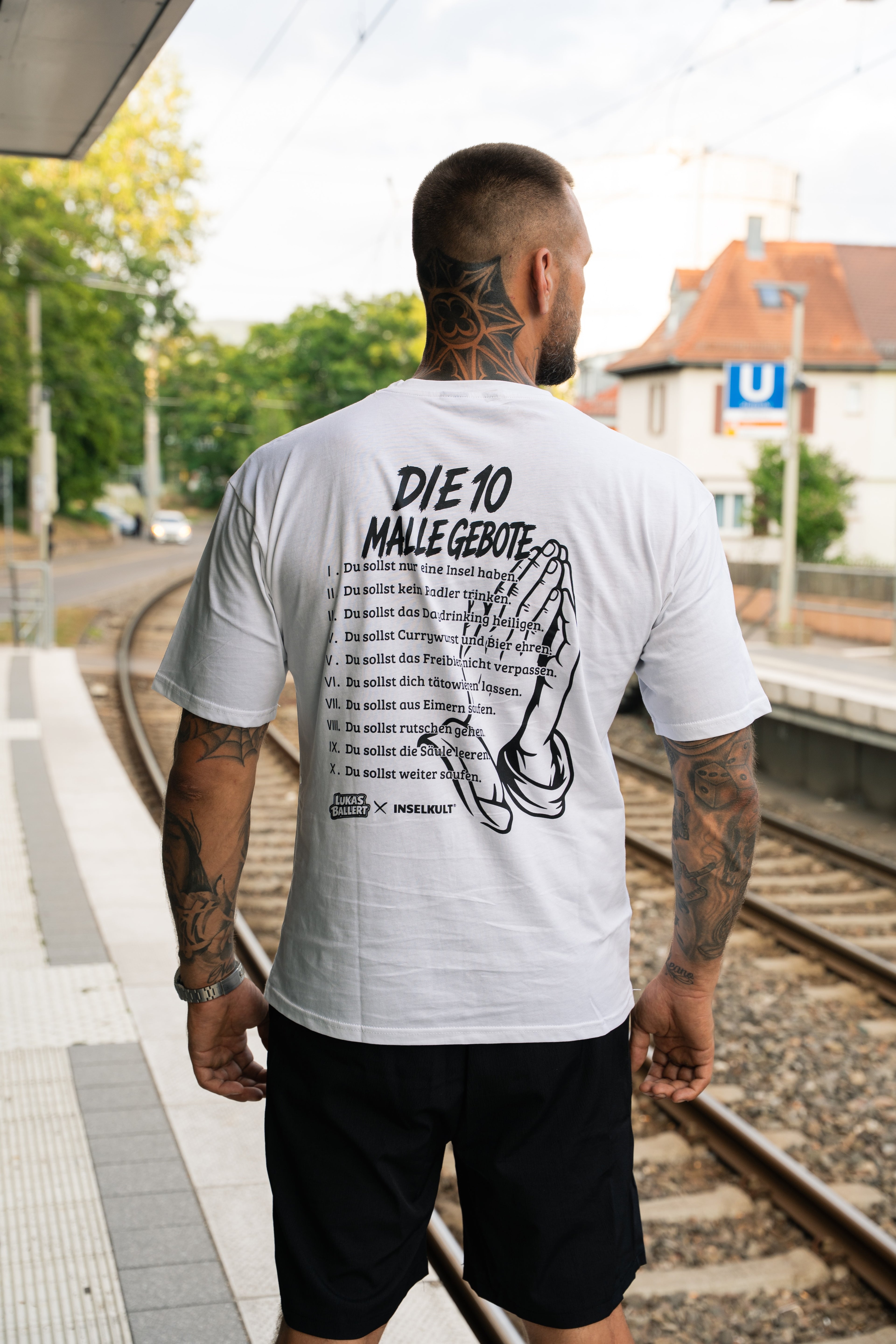 LUKAS BALLERT x INSELKULT "MALLE IS’ MEINE RELIGION" T-SHIRT WHITE